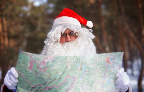 Weihnachtsmann mit Landkarte